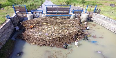 Kerja Bakti Membersihkan Sampah Sisa Banjir